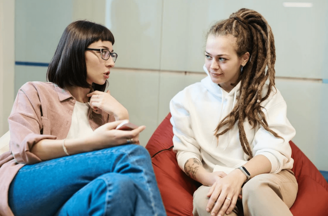 Twee vrouwen in gesprek